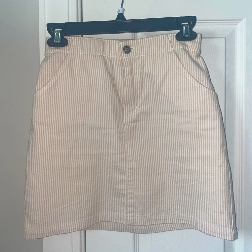 HOLLISTER WHITE AND LIGHT YELLOW STRIPED MINI SKIRT